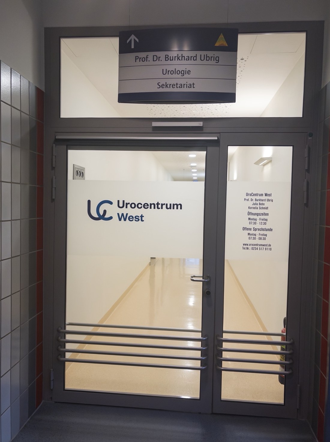 Eingang der Praxis Urocentrum West im Augusta-Krankenhaus Bochum mit Wegweiser zur Urologie